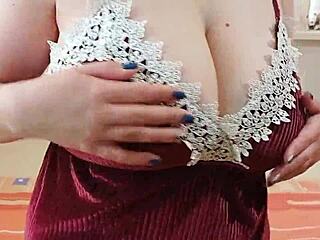 น้องสาวต่างแม่โชว์นมใหญ่ในชุดชั้นในเซ็กซี่เพื่อความมันกับ DepravedMinx