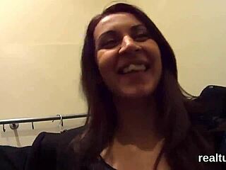 Čudovita češka lepotička zapeljana v nakupovalnem centru in trdo nabita v POV-ju