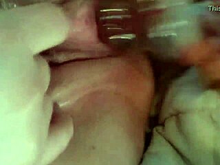 为什么这个骚货的湿润阴道如此诱人玩弄？