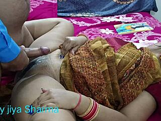 Madrasta desi pega fodendo enteado jovem 18+ durante estudo, sem perceber