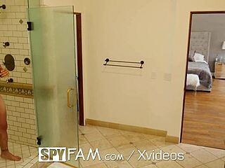 Hijita sexy le da un polvo inolvidable a su padrastro