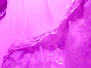 Забавление под душа със секси милфа, която го приема дълбоко в мокра акция