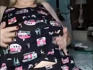 Ik kan niet stoppen met mijn komkommerdildo te neuken, kom nu naar mama