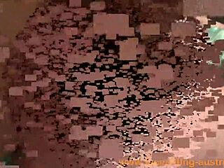 גברת דומיננטית מצווה על העבד שלה ללקק את התחת שלה בסשן פמדום קשוח