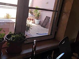 Üvey annemi hortumla ıslatıp soyuyorum