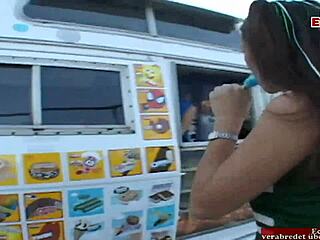 この18歳の小胸のブロンド大学生が車でファック？