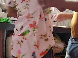 おい、義父が娘をキッチンでヤッてるの見たな？