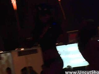 Smutsiga babes uppträder på scen.