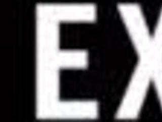 Babe blonde dominasi dengan strap-on dalam main lesbian