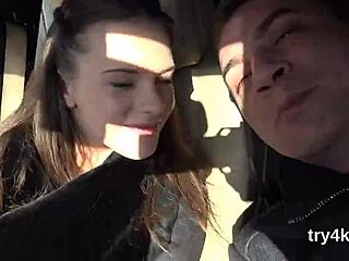 Wow, nézd ezt a tiniket szopni és a szűk rését megfúrni!