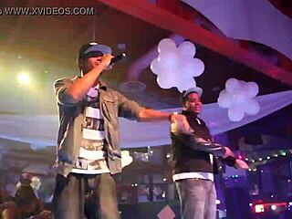 ¡Ey mira a negra culona con ropa rota recibiendo martillazos en coño! 😏💥