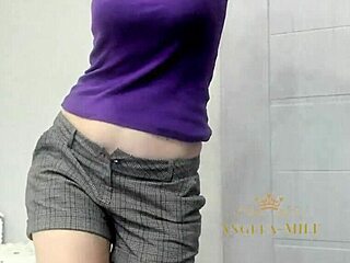 มิลฟ์สวย Angela เต้นในชอร์ตเซ็กซี่เพื่อความสนุก