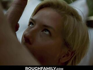 Заварена мама Кит Мърсър доминира флиртуващото момче в груба игра