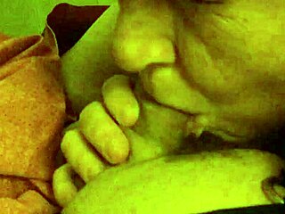 이렇게 뚱뚱한 자지를 깊이 빨아주는 할머니 본 적 있어?