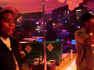 ¡Ey mira a negra culona con ropa rota recibiendo martillazos en coño! 😏💥