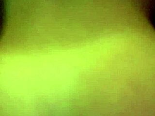 Bergoyang penuh nafsu dengan pasangan amatur