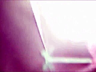 إزاي البنت الصغيرة 18+ دي بتتعامل مع زب أسود ضخم؟