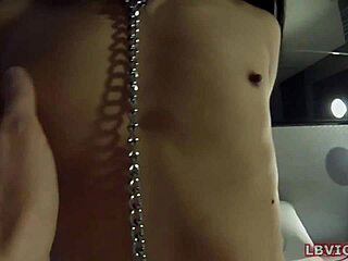 Genç ladyboy Ming ateşli oral ve anal aksiyonla coşuyor