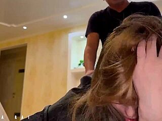 نكت طيز زوجة أبي الكبيرة لما إيدها علقت في الكنبة.