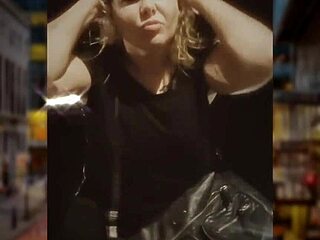 Блондинка куга господарка прави домашно пародия видео на Eminem на див купон