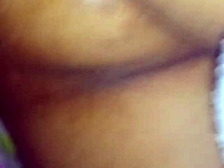 猛烈操我的女友！她大声呻吟我无情撞击她紧致的阴户！