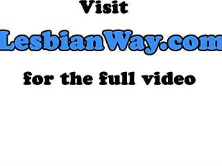 Όμορφη ξανθιά δελεάζεται σε καυτή λεσβιακή ντουζιέρα με τρίψιμο!