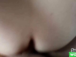 熟女激烈高潮，被大鸡巴猛插小穴，漂亮屁股随着每一下抽插晃动