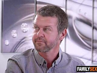 Yo, paman tiri, kenapa lu ngewe keponakan tiri di belakang bapak?