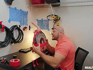 Jmac se sorprende al descubrir foto desnuda de Melody Cummings online, llevando a encuentro intenso en dormitorio