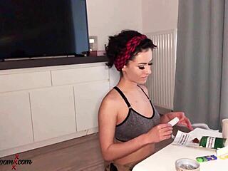 Fumé mientras Stacy Bloom se follaba el coño duro con dildo y vibrador hasta el orgasmo