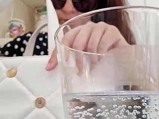 La tua sporca sorellastra si filma mentre piscia nei bagni di bar e stazioni