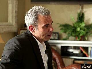 היי אבא חורג, רוצה להכות בכוס האלגנטית שלי חזק?