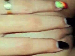 I vazou os v�deos da novinha safada lua doidera se exibindo com dildo e masturbando