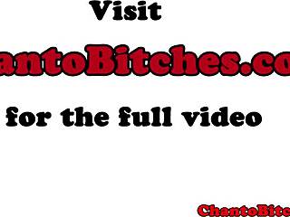 Dominatrix ruiva dá palmadas em submisso amarrado em jogo BDSM