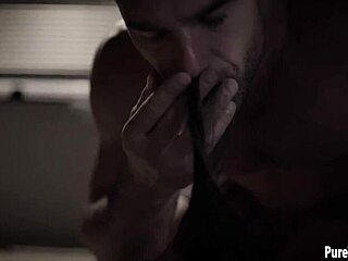 Sladka deviška pastorka prevarana v intenzivni trojček seks