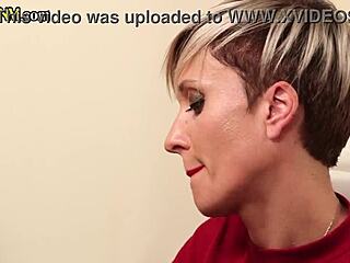 Bustnatá tetovaná MILF rukuje chlapovi tvrdý kurac na toalete. Neverím, že som to videl!