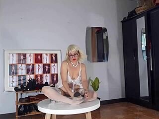 Регина Нуар раздевается в офисе, примеряет туфли на каблуках, стриптиз в белом белье, чулках, нейлоновых колготках откровенно