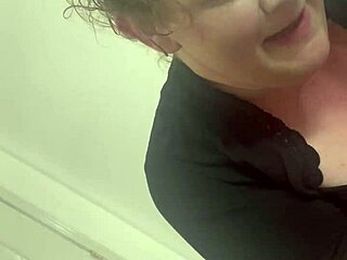 차고에서 백인 BBW 빨간 머리 아내가 거대한 BBC 빨아 배신하다가 아마추어 애인한테 벌 받아!