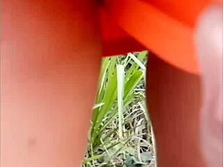 Morrita borrach en el monte se deja grabar orinando termino follandola por el culo!