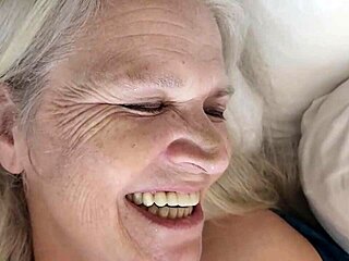 Vruća milf Mommavee razmenjuje oral sa rođakom Jerryjem za intenzivan užitak.