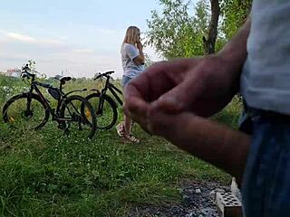 Julkinen runkkaus lähellä kovia vaaleaa herättää hänen uteliaisuutensa