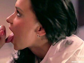 Bu gece biraz dikkat ihtiyacı var, sevimli ve şehvetli