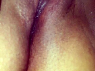 Amatör Kız Lezzetli Amcığını Tutkulu Emdirtiliyor