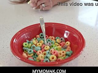 Uhh, mak tiri Aila Donovan betul-betul hisap aku, gila panas!