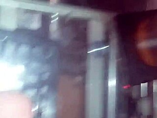 Bara jag här smeker långsamt ensam i rummet