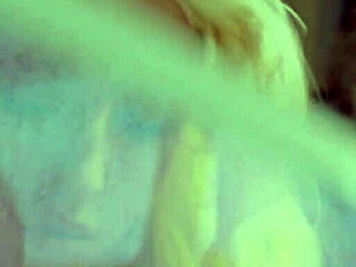 Piękna Blond Nastolatka 18+ Modelka Emilee Ann Miller Pozuje Uwodzicielsko w Wczesnym Świetle Porannym