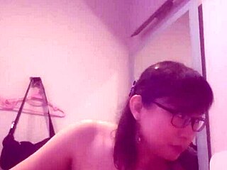 V kanceláři mi dáma vášnivě cucá ptáka během práce