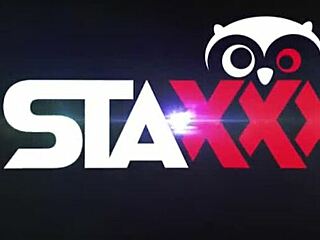 Косматата азиатска млада 18+ в бански идва силно от секс