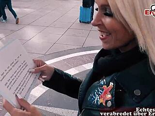 Покупио мршаву немачку милф за дивљу ноћ!