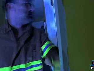 Bombero rescata a morena y cumple su fantasía de garganta profunda tras el rescate